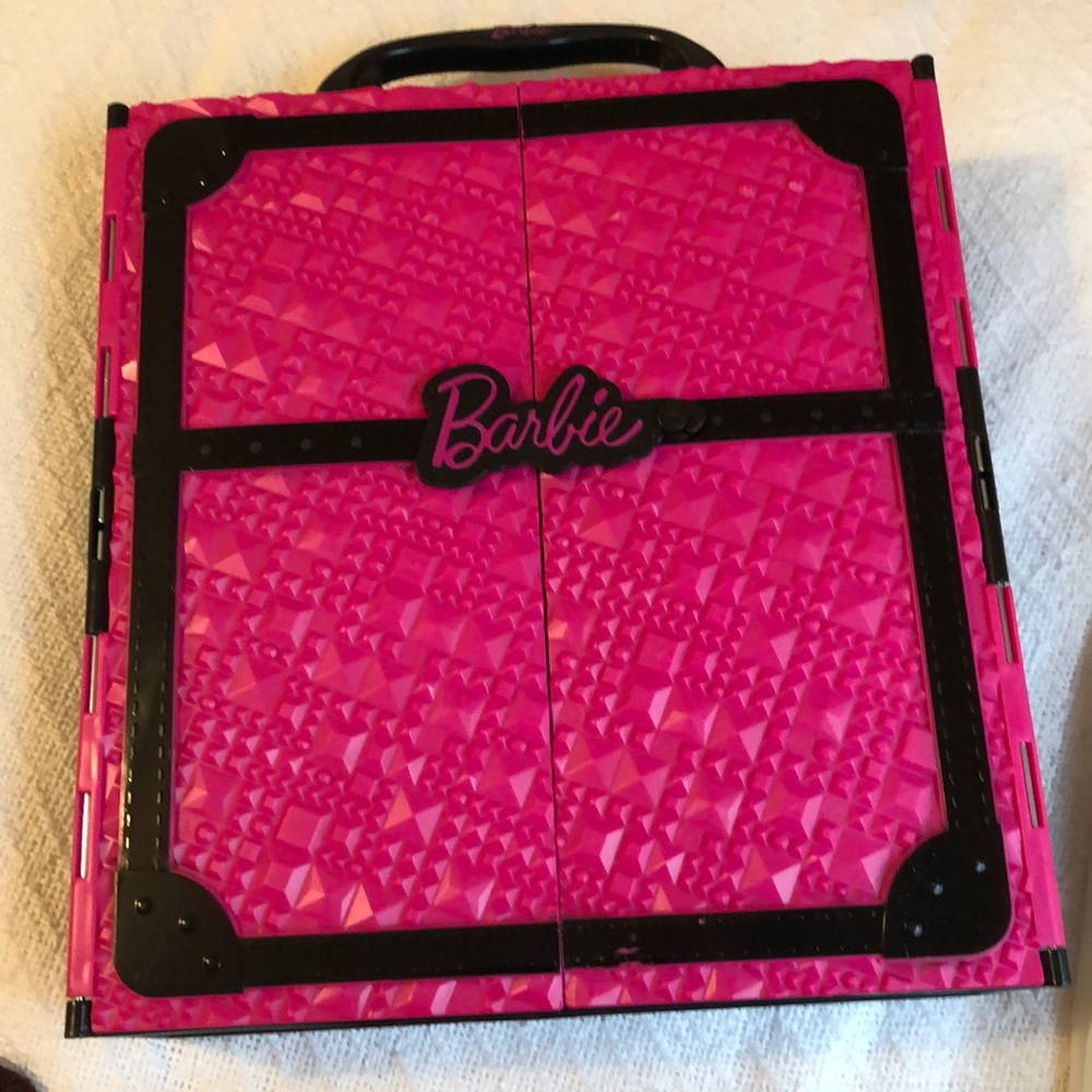 Barbie closet and set of 4 barbies